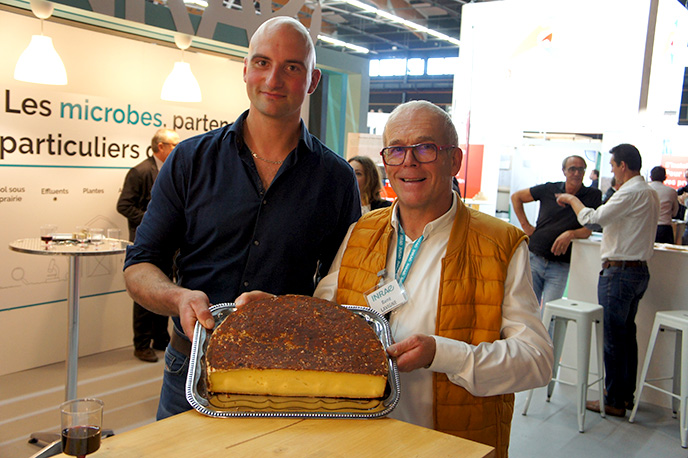 Géraud Delorme, président de l’association Tradition Salers, et René Lavigne, technicien fromager INRAE, UMR Fromages d’Aurillac (INRAE-UCA-VAS) devant l'une de leurs innovations fromagères au Sommet de l'élevage 2022.